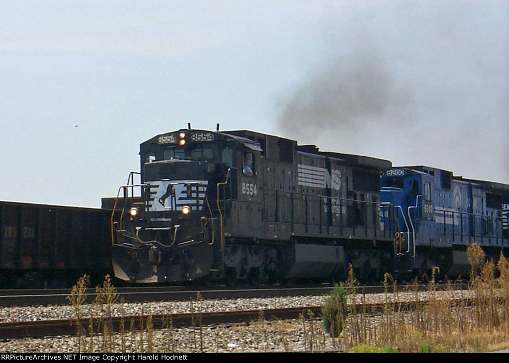 NS 8554 leads a northbound train past Pomona tower